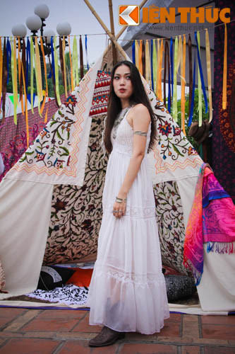 Tại phiên chợ Bohemian, ngoài mua sắm các bạn trẻ còn được dựng hẳn một background hết sức cá tính đó là chiếc lều của người du mục để chụp ảnh.