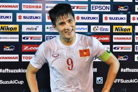 Dù có lúc nở nụ cười chiến thắng hay nước mắt khi thất trận nhưng với những gì đã cống hiến, Công Vinh xứng đáng là một tượng đài của bóng đá Việt Nam trong thời kỳ hiện đại. Ảnh: Zing.