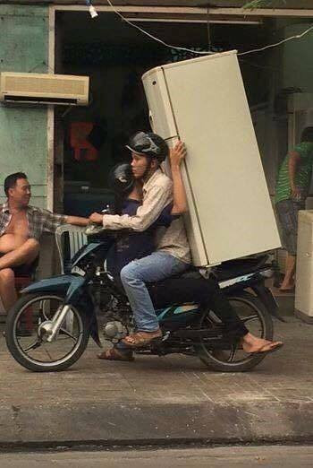 Hình ảnh hai thanh niên "ngồi úp thìa" để chở chiếc tủ lạnh to phía sau khiến nhiều cư dân mạng chết khiếp bởi sự nguy hiểm có thể ập tới bất cứ lúc nào.