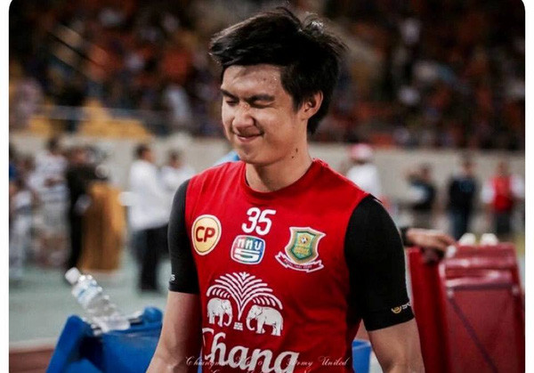 Tee Boonyakiait Wongsajaem là thủ thành đầy tài năng mà bóng đá Thái Lan đã sản sinh ra. Hiện tại anh chàng này đang thi đấu trong màu áo của CLB Suphanburi.