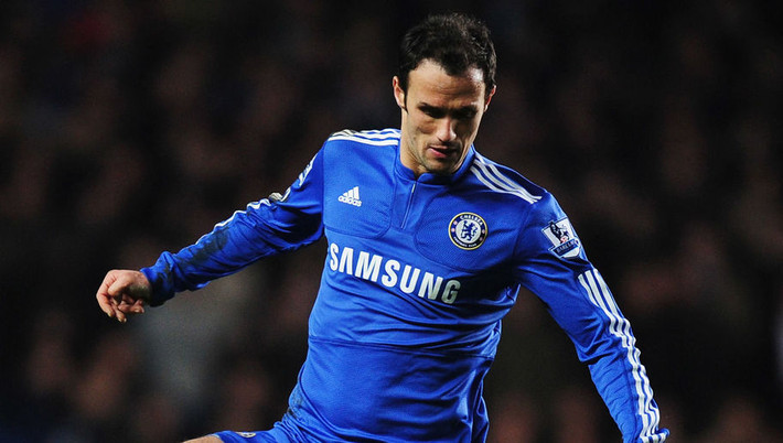 Ricardo Carvalho đã trở thành hậu vệ xuất sắc nhất kỷ nguyên giải Ngoại hạng Anh. Với 135 lần xung trận trong màu áo của Chelsea, hậu vệ cánh người Bồ Đào Nha đã để lại những dấu ấn riêng của mình bằng những pha cắt bóng khôn khéo và tốc độ.