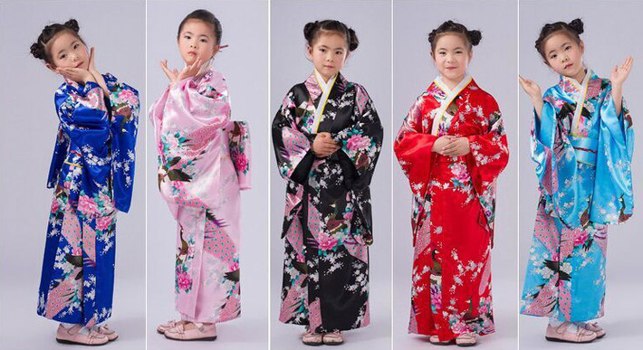 Với ai muốn mặc thử các trang phục truyền thống Nhật Bản hay thử 1 lần hóa trang vào hình ảnh các nhân vật mình yêu thích, gian hàng cho thuê đồ cosplay và costume của lễ hội với gần 200 bộ quần áo là một lựa chọn đúng đắn cho bạn.