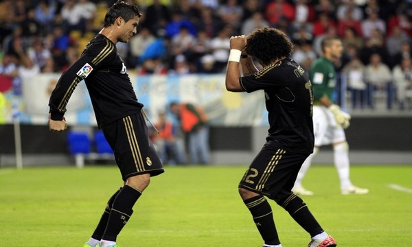 Ngay sau khi về sân Bernabeu, Cris Ronaldo và đồng đội Marcelo đã có màn ăn mừng theo đậm chất các vũ công bằng điệu nhảy cực mềm mại. Ảnh: ESPN.