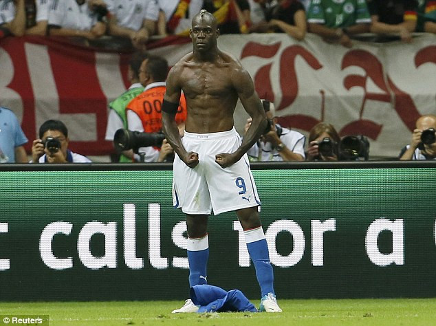 Balotelli và màn ăn mừng đậm chất thể hình. Ảnh: Reuters.