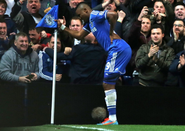 Sau khi bị HLV Mourinho chỉ trích là đã già, tiền đạo Samuel Eto'o đã liên tục nổ súng và để đáp trả ông thầy người Bồ Đào Nha, "báo đen" đã ăn mừng theo phong cách chống gậy ở góc khán đài sân Stamford Bridge. Ảnh: Goal.com