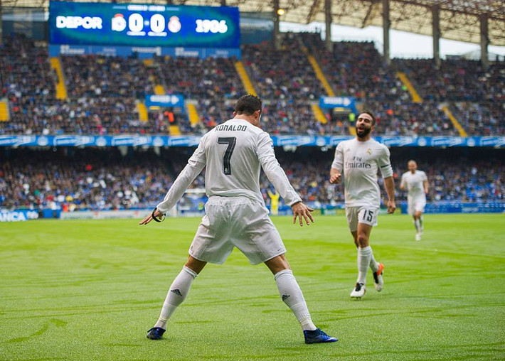 Siêu sao Cris Ronaldo và màn ăn mừng siêu nhân quen thuộc. Ảnh: Goal.com