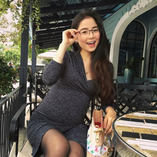 Sau khi cho đăng tải bộ ảnh xinh đẹp trong thời gian mang bầu, hot girl Thanh Hóa - Nam Thương nhận được rất nhiều sự đón nhận của fan cũng như cộng đồng mạng.