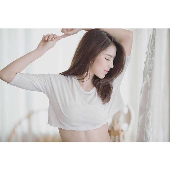 Sau khi ngắm những bức ảnh của Pat Jane, nhiều người cũng từng nhận ra cô nàng hot girl này là "người quen" khi thường xuất hiện trong những hội chợ quảng cáo ô tô nổi tiếng tại Thái Lan.
