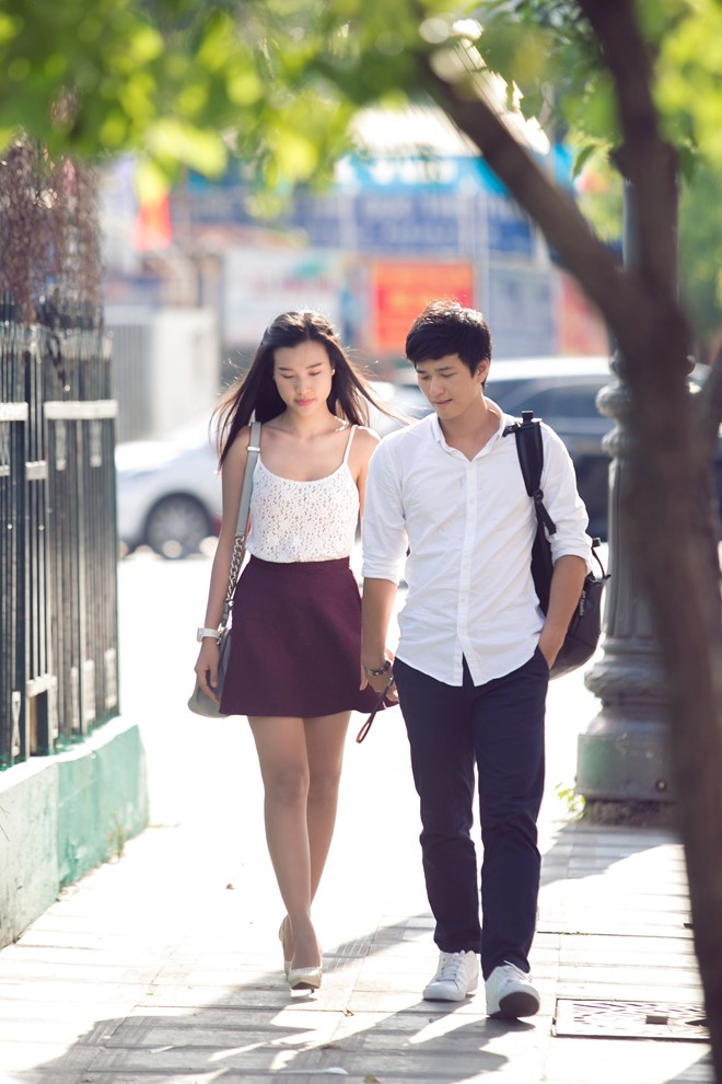 Nhân dịp lễ Giáng sinh năm nay, Huỳnh Anh – Hoàng Oanh đã đánh dấu cột mốc 700 ngày bằng một phim ngắn khá lãng mạn đúng chất về ngôn tình mang tên là Món quà giáng sinh.