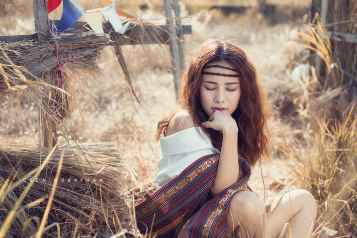 Nữ sinh trường Luật nói trên tên đầy đủ là Lê Nguyễn Hoàng Vy, Nickname Lee Vy (sinh năm 1993) sinh ra và lớn lên tại TP Buôn Mê Thuột, tỉnh Đắk Lắk. Tuy nhiên, Hoàng Vy đã đưa sự quyết định táo bạo khi chọn con đường làm mẫu ảnh là hướng đi mới cho mình.