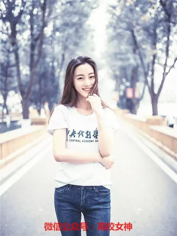 Sở hữu ngoại hình trong sáng với mái tóc dài thướt tha, làn da trắng mịn màng khiến Trương Vũ Vi chẳng thua kém gì những mỹ nhân hiện đại của Trung Quốc.