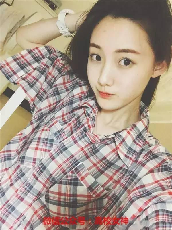 Sau khi bức ảnh thẻ mặt mộc của hot girl 9X xứ Trung này được phát tán, cô bỗng dưng thành một ngôi sao nổi tiếng và nhận được rất nhiều biệt danh từ dân mạng như hot girl ảnh thẻ đẹp nhất”, “hoa khôi giảng đường", "thiếu nữ vạn người mê".