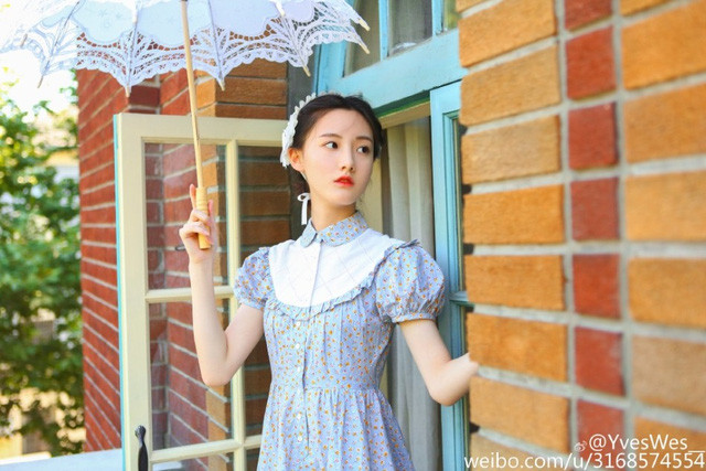 Thêm vào đó, trên trang cá nhân, Vũ Vi cũng cho đăng tải rất nhiều bức hình mình chụp thời trang vô cùng xinh đẹp và cuốn hút.