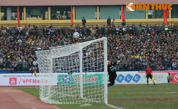 Bước vào đầu hiệp hai, Hà Nội T&T Á quân của V.League 2015 đã gia tăng sức ép và nhiều lần khiến khung thành của Thanh Hóa trao đảo.
