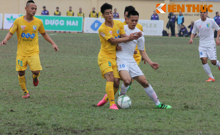 Lần lượt Văn Quyết, Thành Lương và Samson liên tục đưa ra những câu trả lời về phía khung thành của Thanh Hóa nhưng tất cả vẫn chỉ dừng ở lại mức cơ hội.