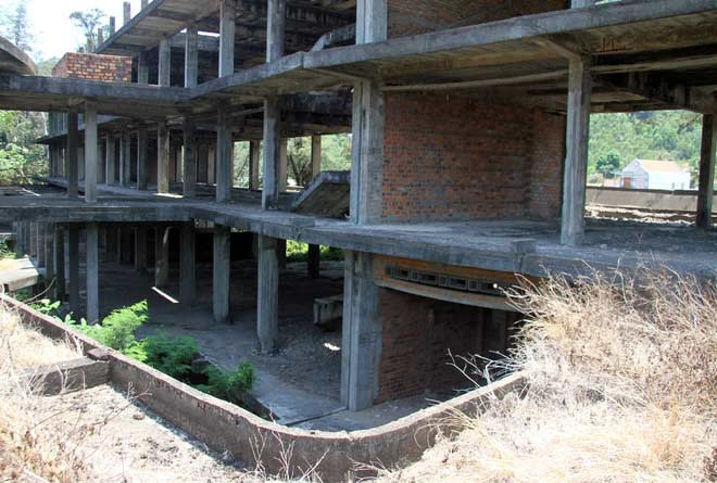 Năm 1994, chính quyền huyện Vạn Ninh bán đất và công trình khách sạn cho các doanh nghiệp tư nhân hơn 2 tỷ đồng để trả các khoản nợ. Tuy nhiên, doanh nghiệp sở hữu dự án đã không đầu tư để hoàn thiện, phát triển công trình, bỏ hoang từ đó.