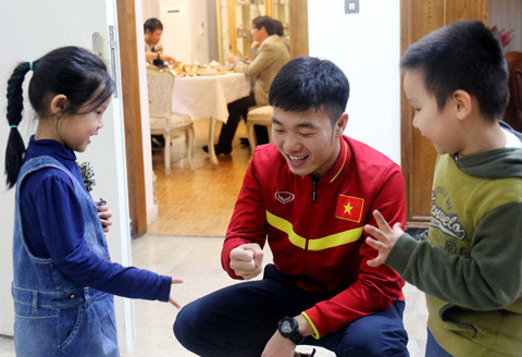 Xuân Trường không chỉ được lòng các fan nữ mà còn là thần tượng khi chơi oẳn tù tì cùng các em nhỏ.