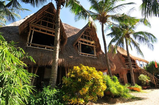 Điểm du lịch Hawaii Việt Nam nằm trên đảo Hòn Hèo, xã Ninh Phước, huyện Ninh Hòa, tỉnh Khánh Hòa và chỉ cách thành phố Nha Trang khoảng 60km.