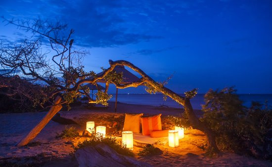 Ngoài ra, bạn cũng có thể tản bộ lên đỉnh Hòn Hèo để tìm đến một hồ nước vô cùng trong xanh với dòng thác đổ xuống từ trên cao. Với những du khách yêu thích những trò mạo hiểm, hãy lên cao chút nữa để thách thức bản thân thử cảm giác khi nhảy từ đỉnh thác xuống hồ.