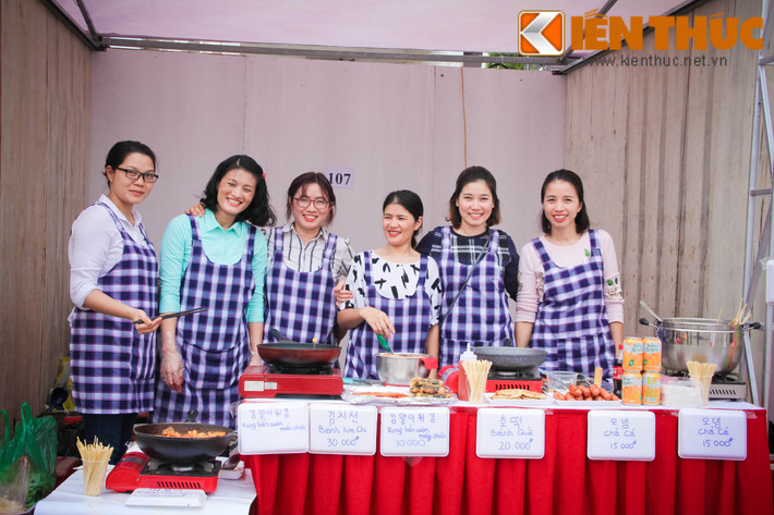 Những nữ đầu bếp Việt có mặt tại lễ hội văn hóa ẩm thực Việt - Hàn để thể hiện sự khéo léo của mình.