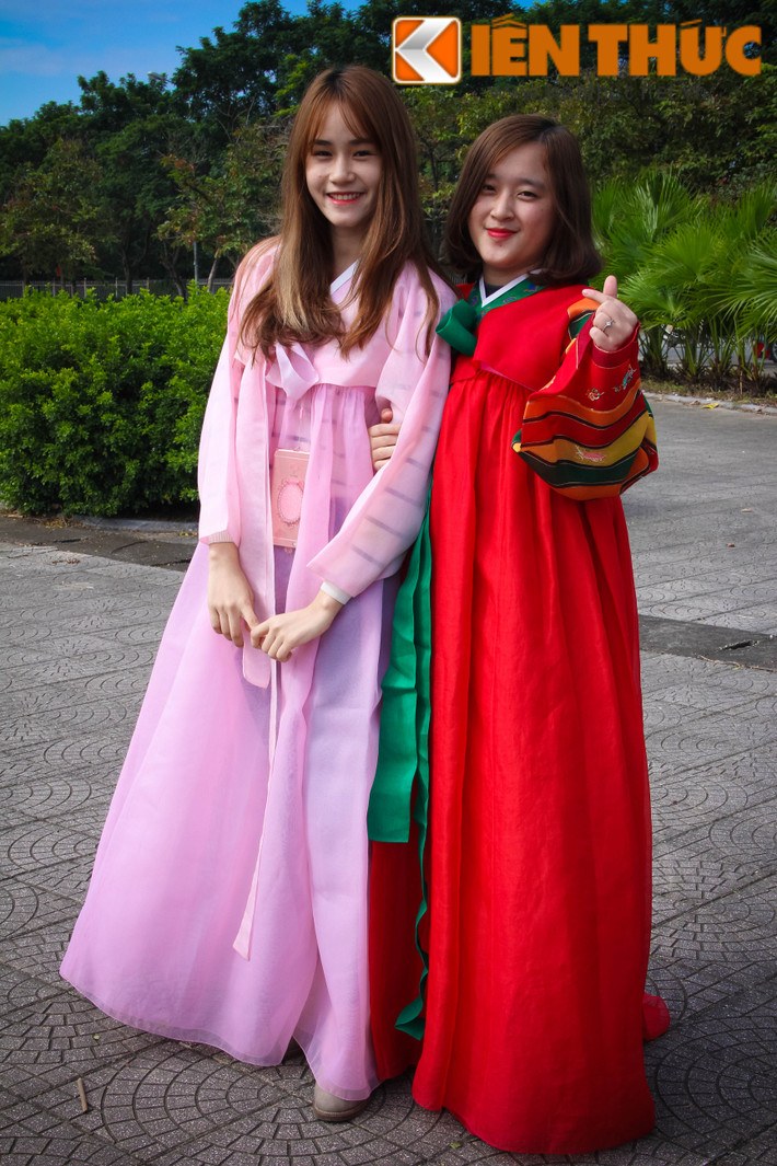 Hai cô bạn người Việt xinh đẹp trong bộ Hanbok đầy sắc màu.