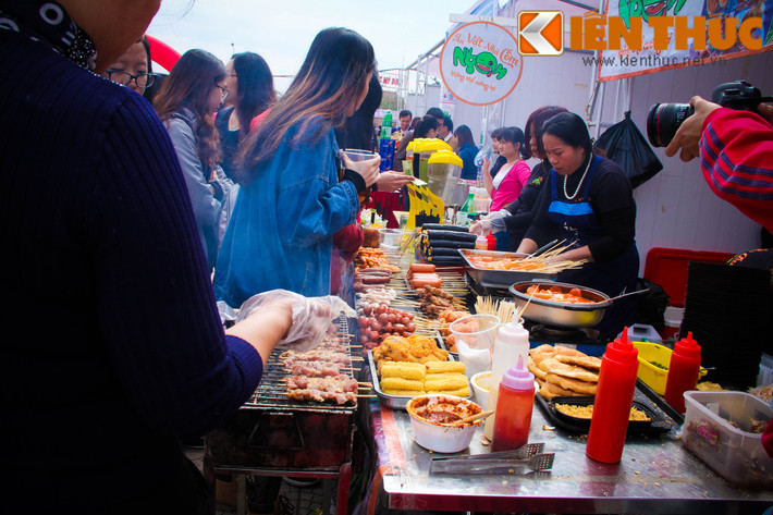 Đặc biệt nếu là một người thích nấu nướng thì lễ hội ẩm thực Hàn Quốc 2016 cũng là điểm đến khá lý thú bởi ở đây các bạn sẽ được hướng dẫn chế biến những món ăn Hàn - Việt sao cho thật ngon.