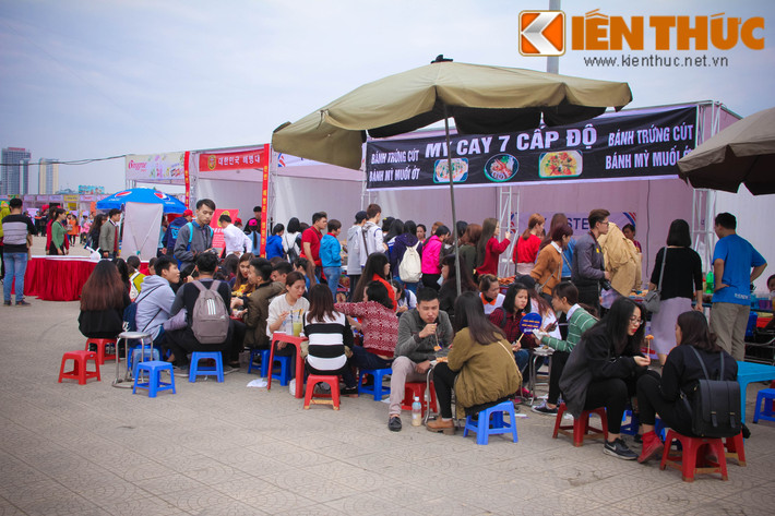Mỳ cay 7 cấp độ thời gian qua đã tạo nên cơn sốt và với ngày hội ẩm thực Hàn Quốc này, nếu thiếu nó quả là một đáng tiếc dành cho các bạn trẻ.