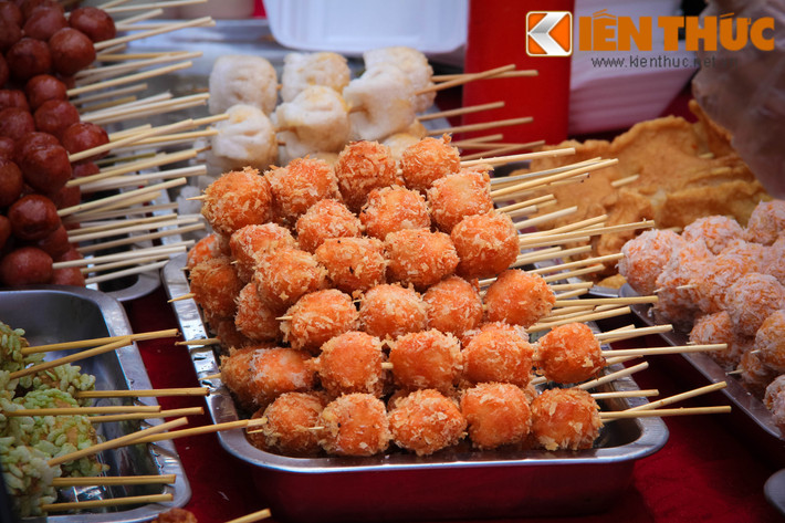 Những món ăn xiên que mang đậm bản sắc của Hàn Quốc khiến các bạn trẻ vô cùng thích thú.