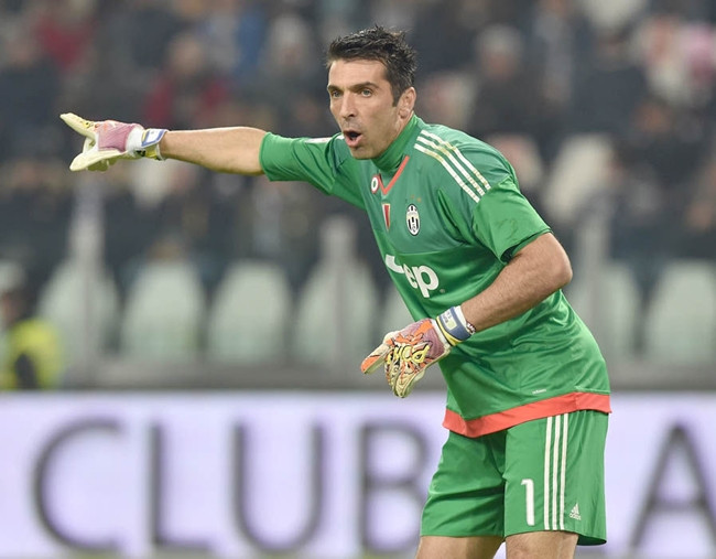 Sau khởi đầu chệch choạc cùng Juventus, Buffon cùng “Lão Bà Bà” đã dần lấy lại vị thế vốn có cuả mình khi đang đe dọa vị trí đầu bảng cuả Inter Milan, tràn đầy hy vọng bảo vệ ngai vàng Serie A và hướng đến chức vộ địch quốc gia lần thứ 32 của CLB.