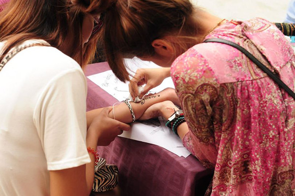 Sau hai năm bước vào nghề xăm henna, Lương Thu giờ đã trở thành bậc thầy trong loại hình xăm này tại Hà Nội và rất nhiều các bạn trẻ đã tôn cô nàng 9X là thầy.