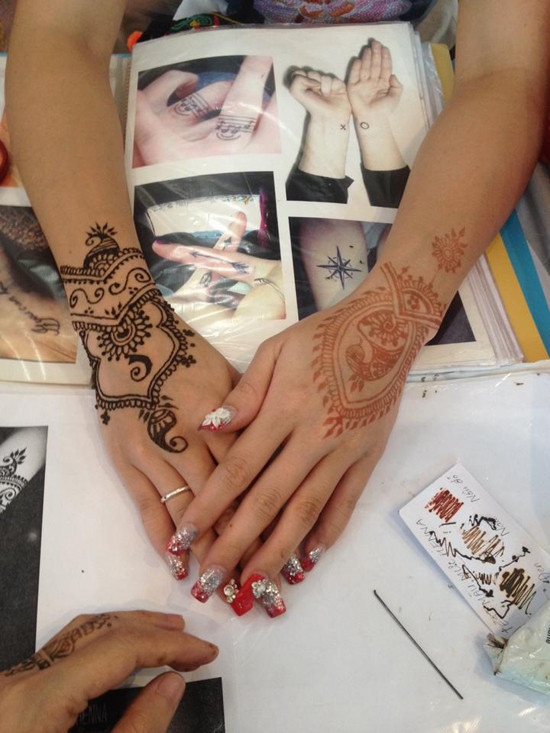 Xăm henna là loại hình xăm những họa tiết nghệ thuật xuất phát từ Ấn Độ. Mực dùng để xăm henna đó là làm từ cỏ cây và không kích ứng với da. Mỗi hình xăm henna có thời gian tồn tại trên da từ 5 đến 7 ngày sau đó sẽ mờ dần và bay màu.