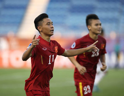 Bước vào trận đấu thứ 2, phải đối đầu với đội bóng rất mạnh là U19 UAE nhưng với quyết tâm cao độ, U19 Việt Nam đã tạo ra bất ngờ khi vươn lên dẫn trước đối thủ do công của Minh Dĩ.
