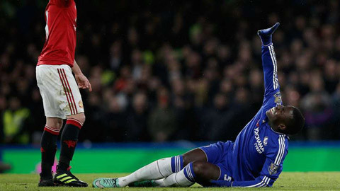 Zouma bị đứt dây chằng trước hồi tháng 2 vừa qua và chỉ có thể trở lại khi mùa giải mới khởi tranh.