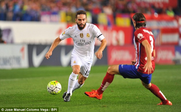 Sau sự ra đi của Alvaro Arbeloa (trắng), Dani Carvajal gây ấn tượng ở vị trí hậu vệ cánh phải của CLB Real Madrid. Xuất sắc trong những pha tranh chấp tay đôi, cầu thủ này còn có những tình huống qua người hết sức kỹ thuật khiến đối phương phải bất ngờ.