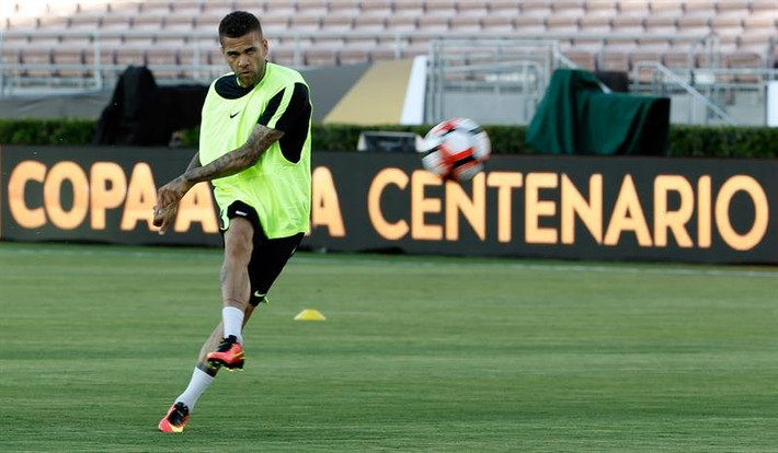 Trước khi chuyển đến Juventus, Daniel Alves đã có những năm tháng không thể đẹp hơn trong màu áo của Barca. Cầu thủ hậu vệ cánh người Brazil này đã có bộ sưu tập gần như là đầy đủ các danh hiệu ở cấp CLB với đội bóng xứ Catalan và anh là nhân tố chủ chốt trong lối chơi Tiqui-taka được HLV Pep Guardiola xây dựng để mê hoặc cả thế giới túc cầu.
