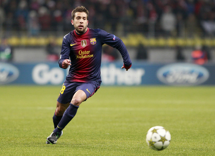 Jordi Alba là hậu vệ cánh đã khẳng định tên tuổi ở Barca trong thời gian vừa qua. Cầu thủ người Tây Ban Nha này tuy nhỏ con nhưng sở hữu đầu óc thi đấu thông minh và thường xuyên chiến thắng trong những pha tranh chấp với những cầu thủ đối phương to lớn bằng kỹ thuật cá nhân rất điêu luyện.