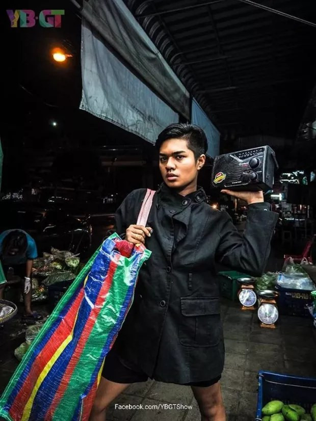 Sức nóng của trào lưu này chưa thấy có phần hạ nhiệt. Có bạn trẻ còn đăng nguyên một bộ ảnh tạo các kiểu dáng bên chiếc túi "kì quái" này.