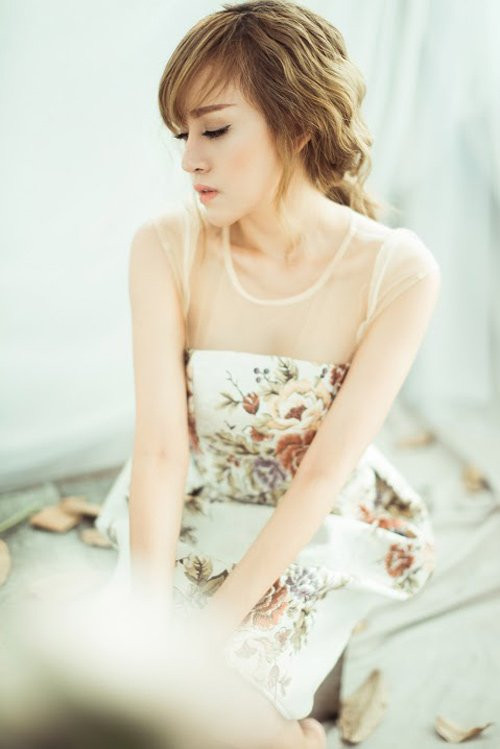 Tận dụng sức nóng của bộ phim Hậu duệ mặt trời, Bà Tưng - Huyền Anh đã kết hợp cùng với nam ca sĩ Issac Thái tung ra bản cover bằng tiếng Việt ca khúc của nhạc phim này.