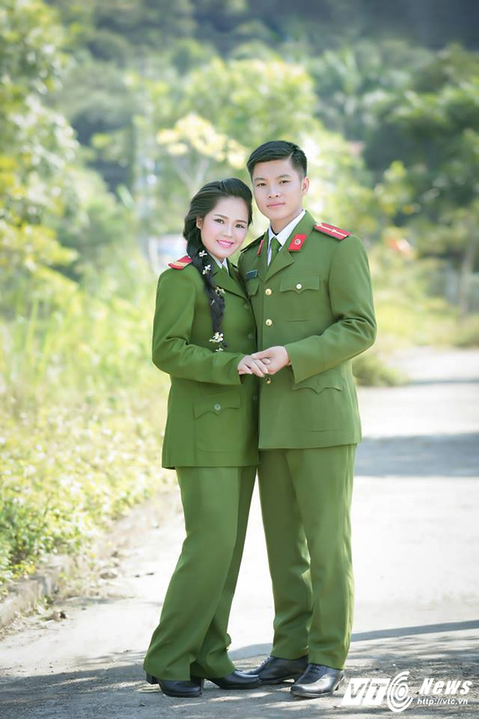 Cặp đôi này muốn lưu giữ lại hình ảnh đẹp nhất trong màu áo xanh quen thuộc của ngành công an cho những giây phút trọng đại nhất của cuộc đời.