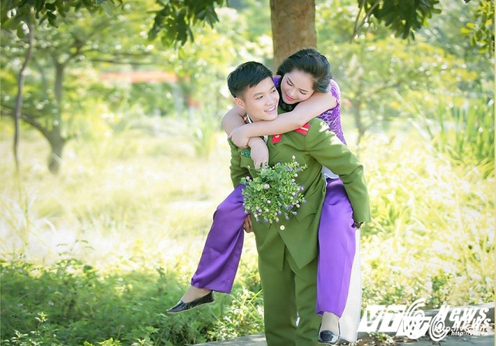 Cô dâu Hồng Ngân sinh năm 1995, quê ở Bắc Quang, Hà Giang. Còn chú rể Đoàn Thái Sơn, sinh năm 1994, quê ở Quang Bình, Hà Giang. Ngân hiện đang làm việc tại Đội điều tra tổng hợp. Còn Sơn đang làm ở Đội thi hành án hình sự. Cặp đôi này đều công tác tại Công an huyện Quang Bình, Hà Giang.
