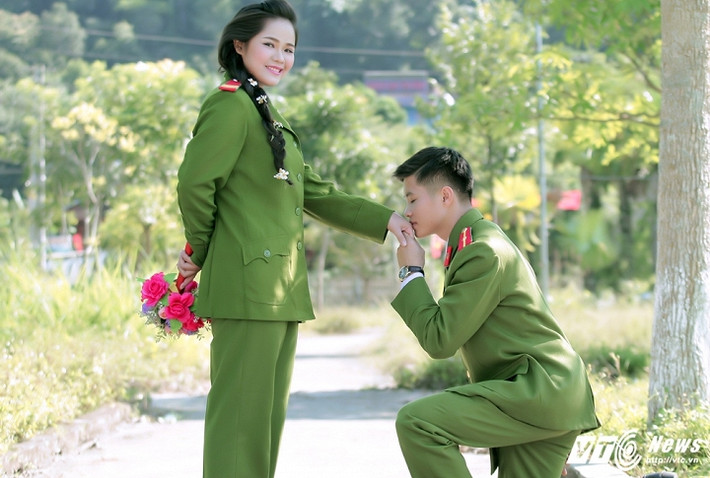 Cặp đôi Đoàn Thái Sơn và Hoàng Hồng Ngân đã cùng nhau lên ý tưởng chụp bộ ảnh cưới "Dưới nắng vàng" trong trang phục ngành công an tại công viên xanh Bắc Quang, Hà Giang.