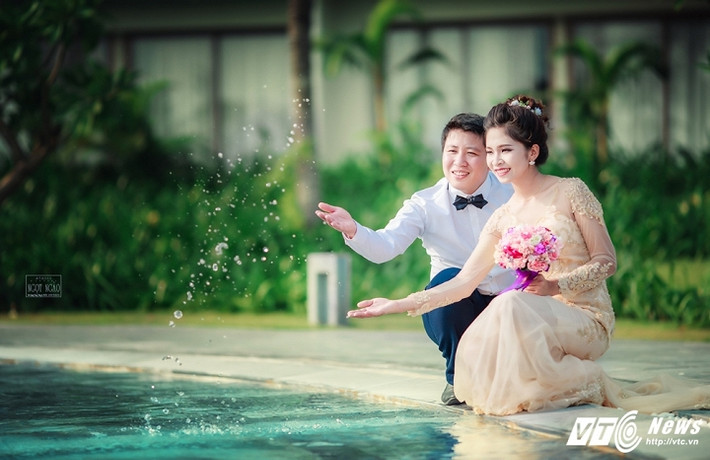 Mới đây, bộ ảnh cưới được thực hiện trong vòng một ngày của cô dâu làm công an và chú rể làm bác sỹ đã nhận được rất nhiều sự quan tâm và ngưỡng mộ từ cộng đồng mạng.