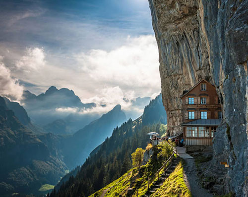 Nhà nghỉ Aescher được xây dựng ở độ cao 1371m tại mặt dốc của núi Ebenalp thuộc Appenzell, Thụy Sĩ. Trong nhà nghỉ không có TV và chỉ có một nhà vệ sinh duy nhất. Du khách nếu muốn nghỉ qua đêm sẽ được sắp xếp ở tại một căn phòng chung bao gồm 40 giường giống như ở trong kí túc xá. Năm 2012, nhà nghỉ hơn 100 năm tuổi này đã được UNESCO công nhận là “Nhà khách trên núi của năm”.