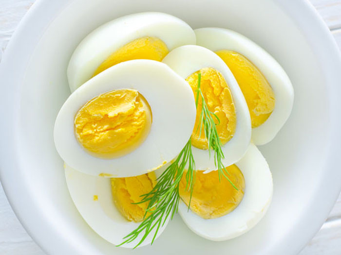 Trứng: Không bao giờ quên ăn trứng trong mùa đông. Trứng cung cấp cho bạn sự ấm áp rất cần thiết và thoải mái trong suốt mùa đông. Một quả trứng là một chế độ ăn kiêng hoàn hảo cho bạn và bạn nên ăn vào bữa ăn sáng. Các protein có trong trứng giúp bạn no lâu