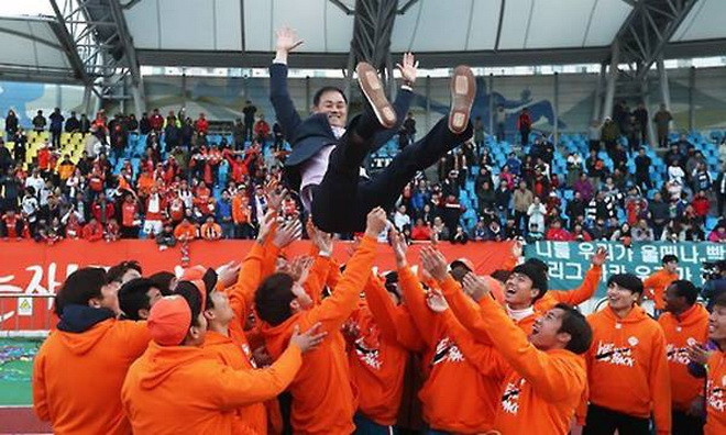 Sau khi về tiếp quản Gangwon FC, HLV Choi Yoon Gyum đã cải tổ đội bóng bằng những nhân tố trẻ, kèm theo đó là những ngoại binh chất lượng đến từ Brazil và kết quả là đội bóng này đã là tân binh của giải đấu cao nhất Hàn Quốc vào năm 2017. Ảnh: Gangwon FC.