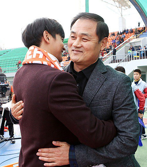 Giai đoạn từ năm 1996 - 2001, ông Choi Yoon Gyum làm trợ lý HLV tại CLB Bucheon BK thi đấu tại K-League Classic. Từ năm 2001-2002, cựu tiền đạo Hàn Quốc chuyển qua dẫn dắt đội bóng Bucheon SK, đứng thứ 8 tại K-League. Sau đó ông dẫn dắt Deajeon Citizen từ năm 2003-2007, thành tích cao nhất của HLV Choi là đạt chức Á quân Hauzen Cup 2004. Ảnh: MBS.