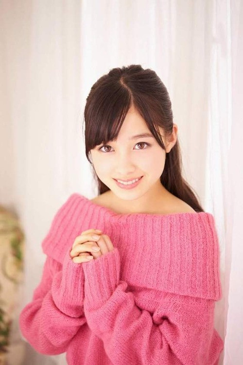 Thời gian vừa qua, Kanna Hashimoto xuất hiện nhiều hơn trên tạp chí, TV với hình ảnh nữ sinh mặc đồng phục dễ thương.