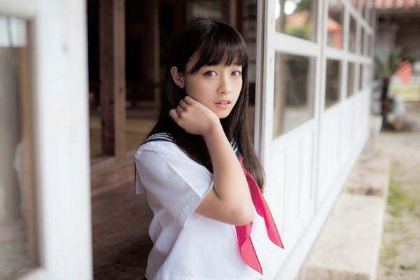 Kanna Hashimoto sinh năm 1999 hiện đang theo học tại một trường THPT tại thủ đô Tokyo - Nhật Bản.