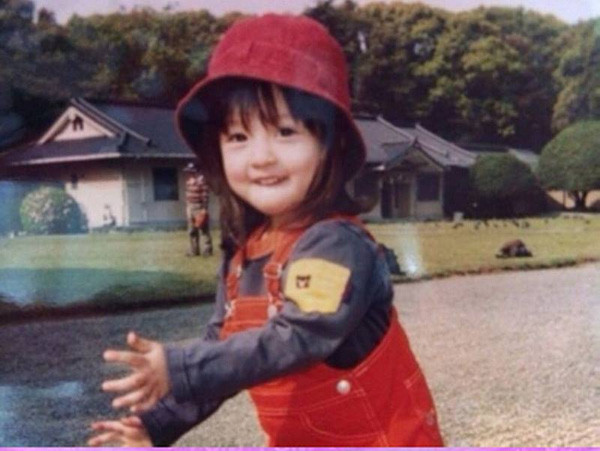 Kanna Hashimoto nổi tiếng khắp cộng đồng giới trẻ Nhật Bản nhờ sở hữu gương mặt thánh thiện cùng vẻ đẹp vô cùng tinh khôi. Cũng chính nhờ vậy mà cô được nhiều người gọi với cái tên thân mật là thiên thần đồng phục.