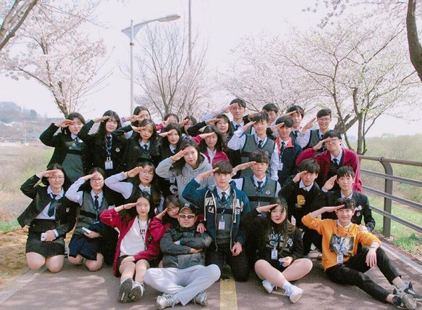 Kiểu pose hình "Đoàn kết" được giới trẻ Hàn tích cực lăng-xê cùng cơn sốt Hậu duệ mặt trời.